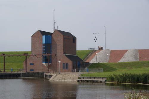 Gemaal en dijk langs de Groningse Waddenkust