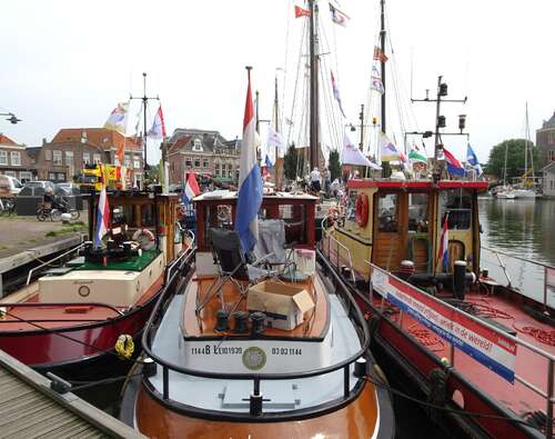 Sleepboten bij de Wilhelminabrug